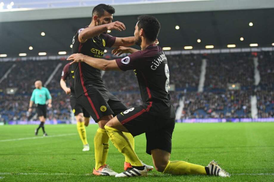Ilkai Gündogan y Sergio Agüero marcaron dobletes en el triunfo del Manchester City. Foto: AFP
