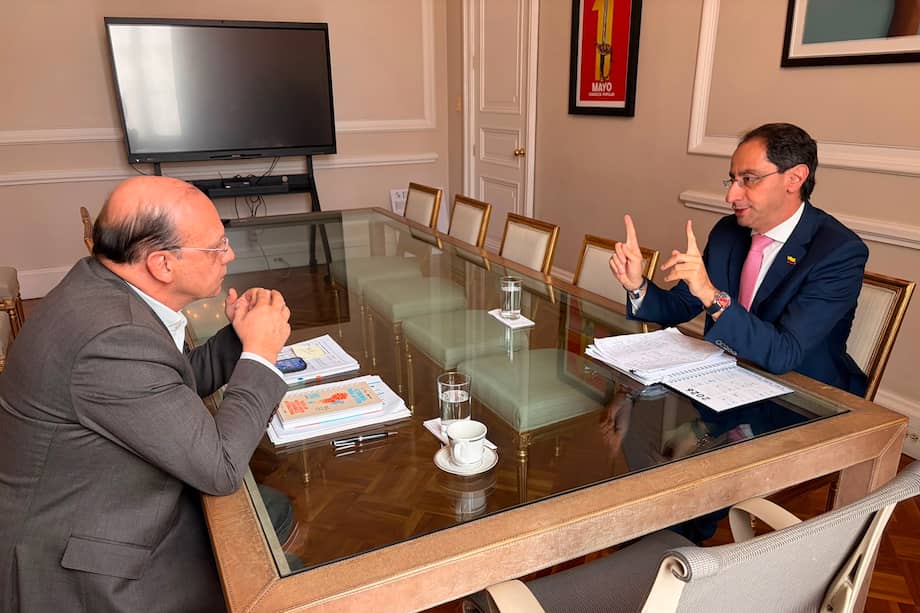 El ministro Germán Ávila y el vicepresidente electo, José Manuel Restrepo, en su primer encuentro de empalme.