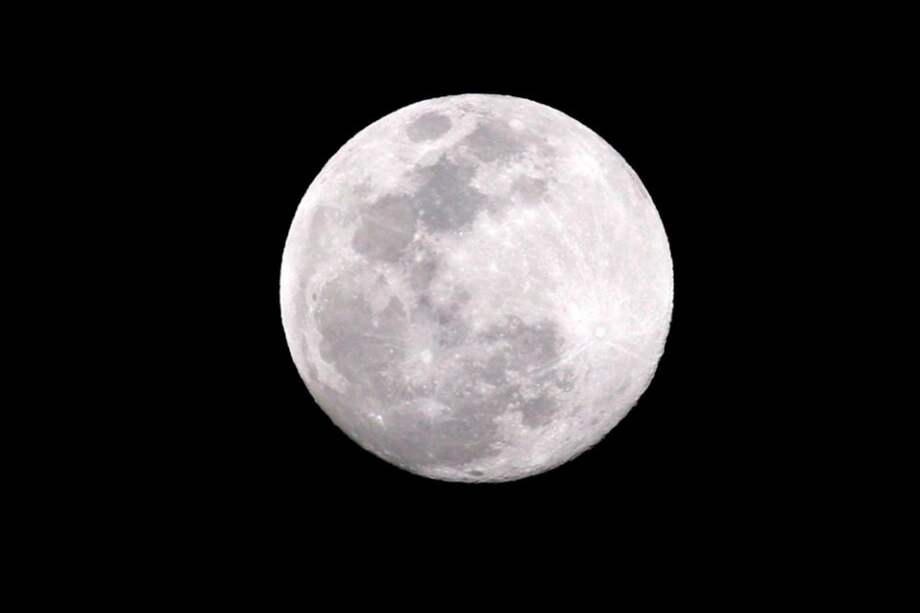 Vista de la Luna desde Quezon, Manila, Filipinas.