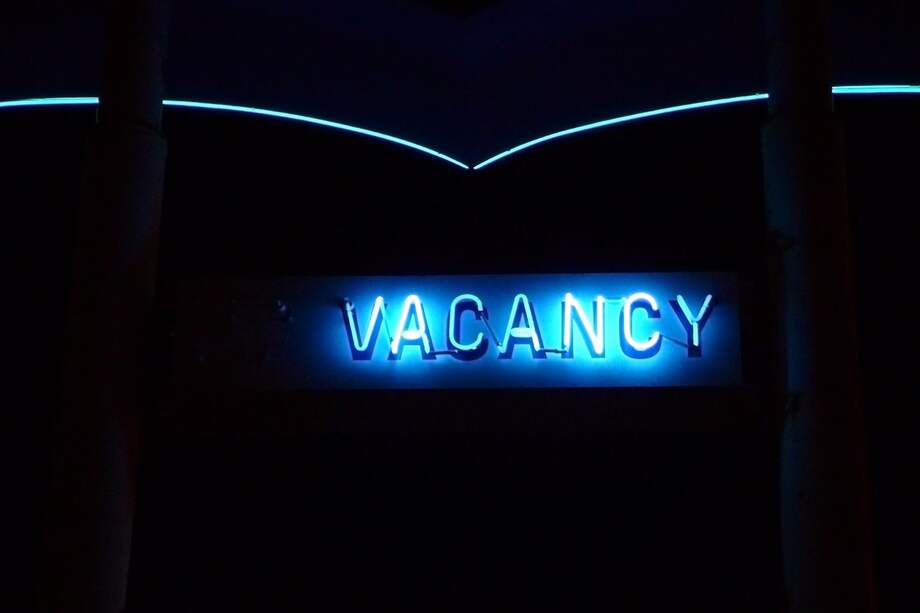 Rey traga saliva, es la víspera de Nochebuena y, de repente, el achispamiento del aguardiente le ha dado paso a una dolorosa, árida sobriedad. No obstante, a su vez, le señala al tipo de afuera el enorme aviso multicolor: ‘Motel Candilejas’.