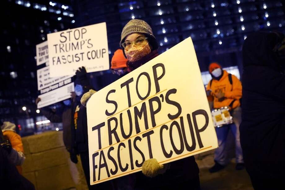 Un grupo de manifestantes piden la destitución de Donald Trump frente a la Torre Trump en Chicago, Illinois.