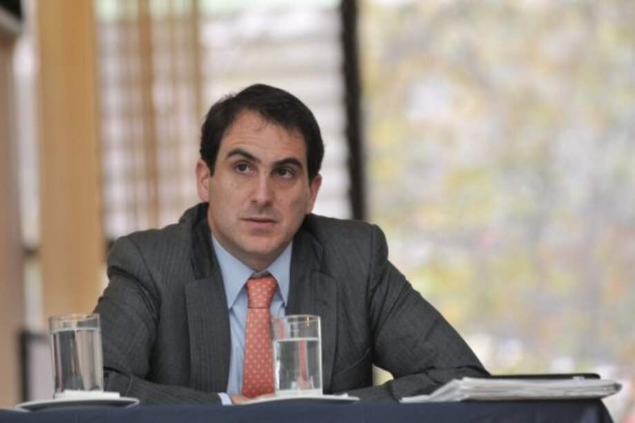 La renuncia de Tomás González al Ministerio de Minas y Energía no debe clausurar el debate sobre quién tiene la culpa de la crisis por la que pasa el país.