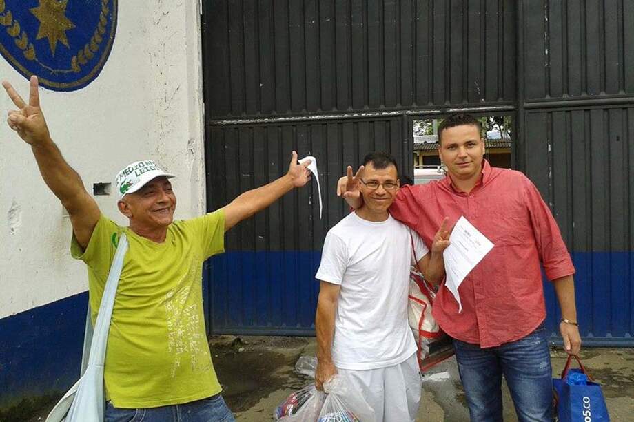 Ómar Marín (de rojo), con dos implicados en el caso, a su salida de la Cárcel El Cunduy de Florencia. / Diana Lozano