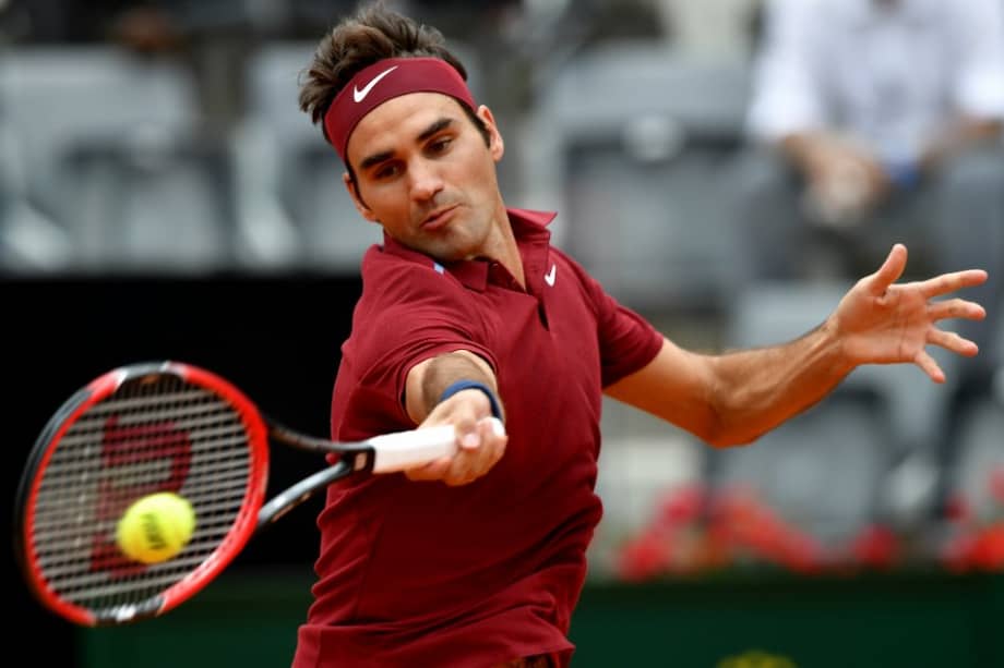 Federer responde una pelota en el partido ante Alexander Zverev en el Masters 1.000 de Roma. / AFP