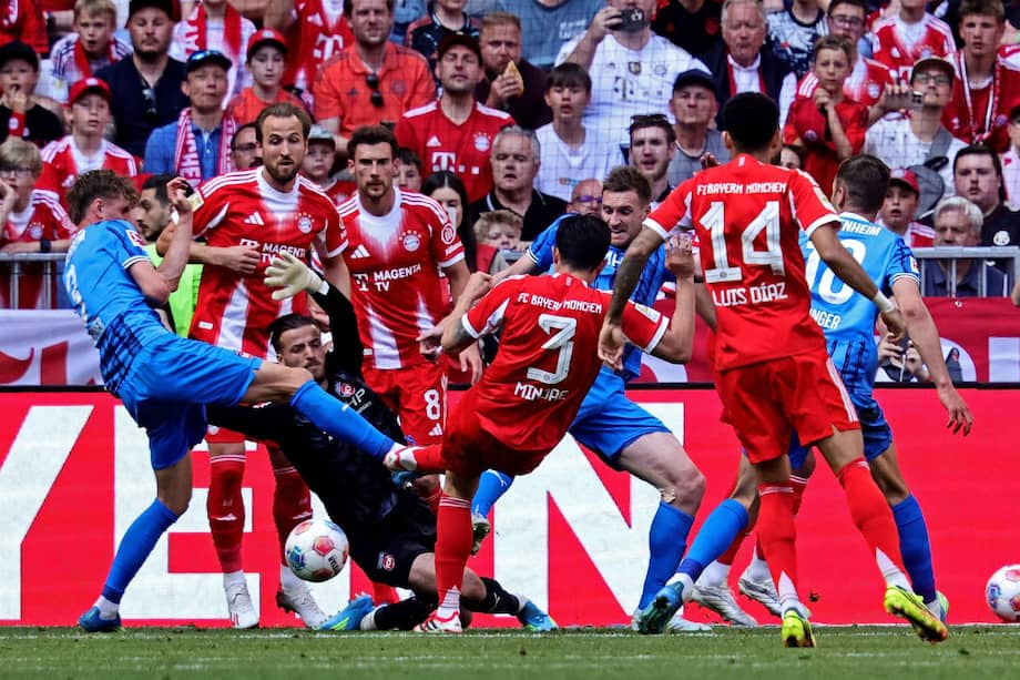 Min-jae Kim, defensor de Bayern Múnich, y Diant Ramaj, arquero de Heidenheim, durante la jornada 32 de la Bundesliga 2025/26 este sábado 2 de mayo en el Allianz Arena, Alemania.
