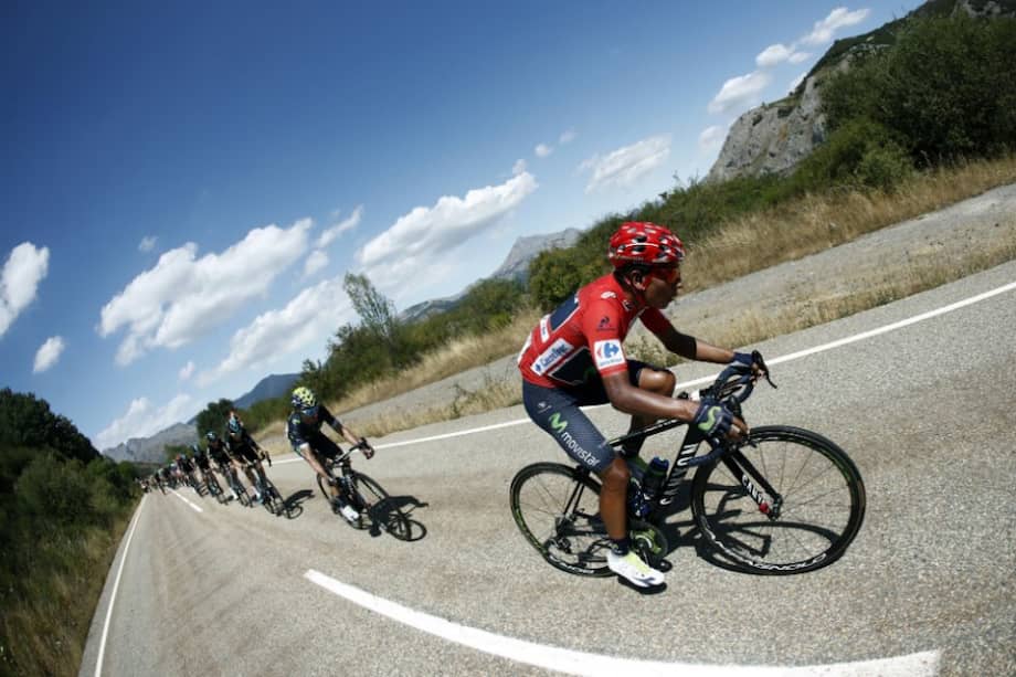 El boyacense Nairo Quintana, en el pelotón durante la novena etapa de la Vuelta a España. / EFE