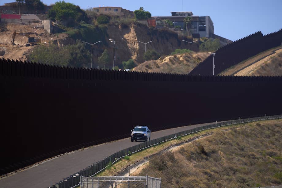 Un vehículo de la Patrulla Fronteriza de EE. UU. se mueve a lo largo del muro fronterizo sur de EE. UU. con México en San Diego, California.