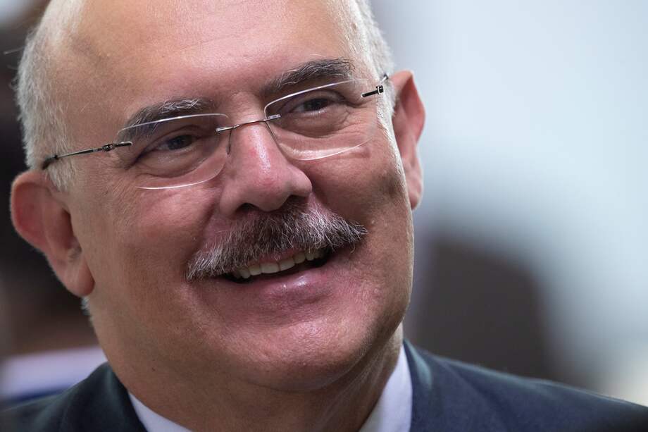 El ministro de Educación de Brasil, Milton Ribeiro, dimitió este lunes en medio de graves sospechas de corrupción que además salpican a pastores evangélicos que integran la base política del presidente Jair Bolsonaro.