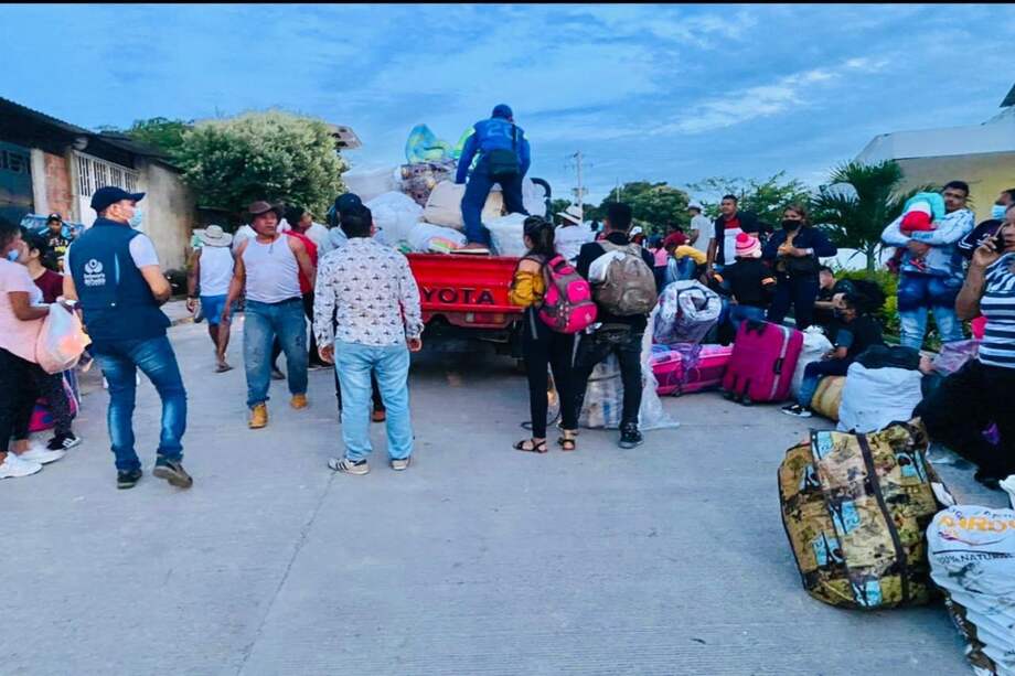 Las más de 2.600 personas que se encontraban en Santa Rosa del Sur, emprendieron su regreso al corregimiento de Mina Piojo en el municipio de Montecristo.