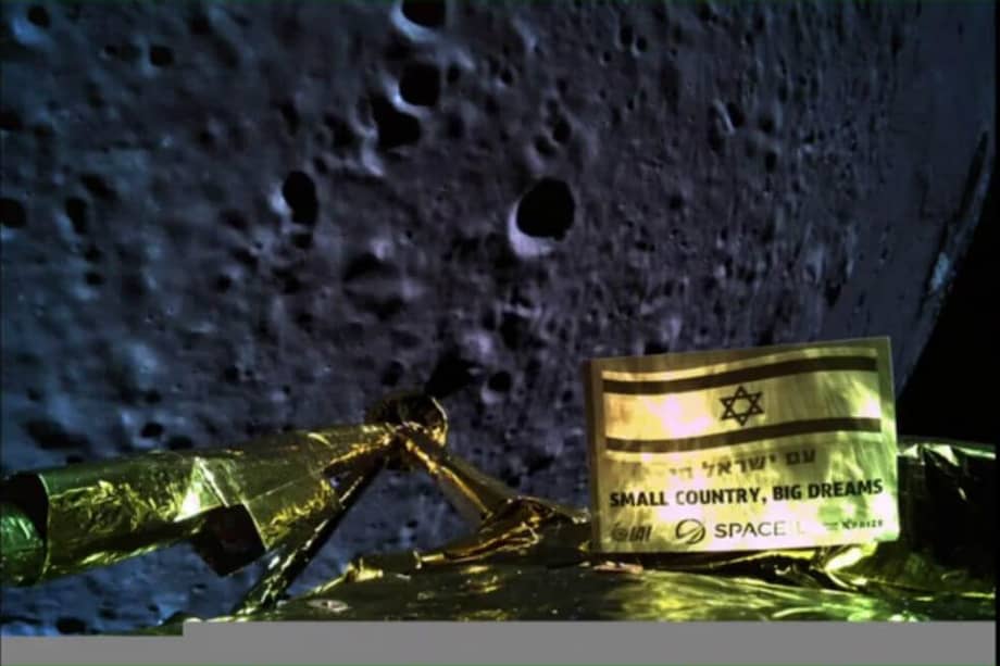 La nave Beresheet envió esta imagen, cuando estaba a 22 kilómetros de la superficie lunar, unos minutos antes de estrellarse. / Tomada del Twitter de SpaceIL