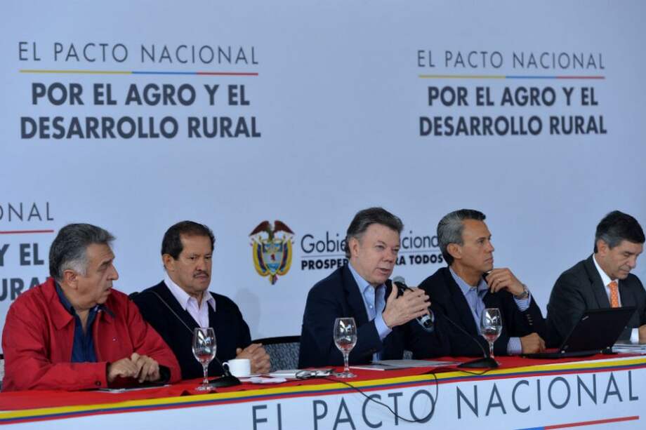 Santos firma paquete de decretos para el sector agropecuario