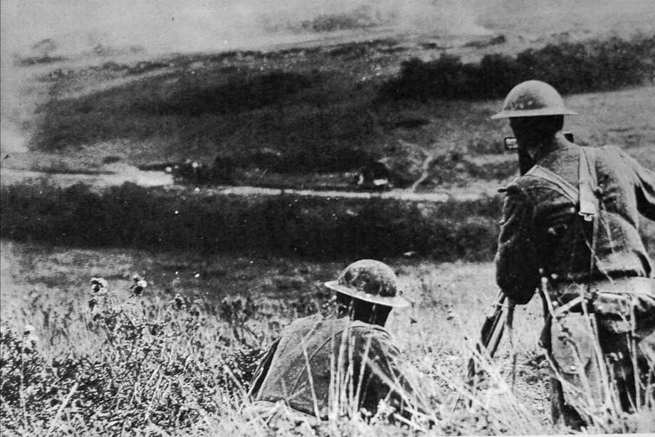 Dos soldados británicos filman un bombardeo alemán en el frente occidental. / FLICKR-Jeff Kubina