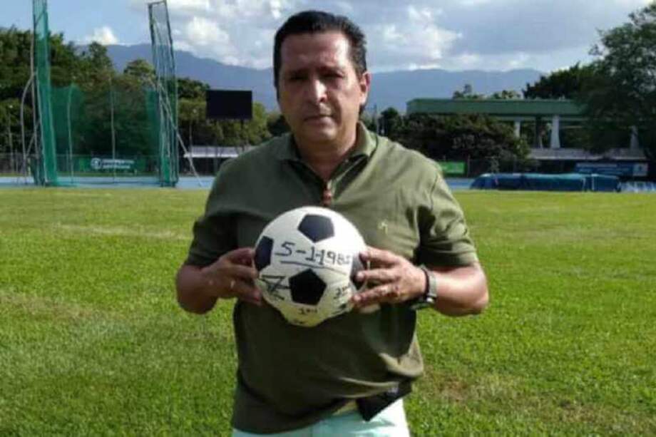 Villada, con la pelota con la que anotó el primer gol del Baby Fútbol. / Cortesía