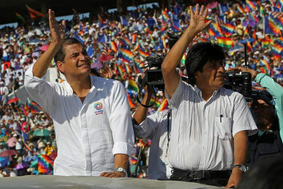 Rafael Correa y Evo Morales durante un evento en el estadio de Ivirgarzama ante miles de indígenas y campesinos
