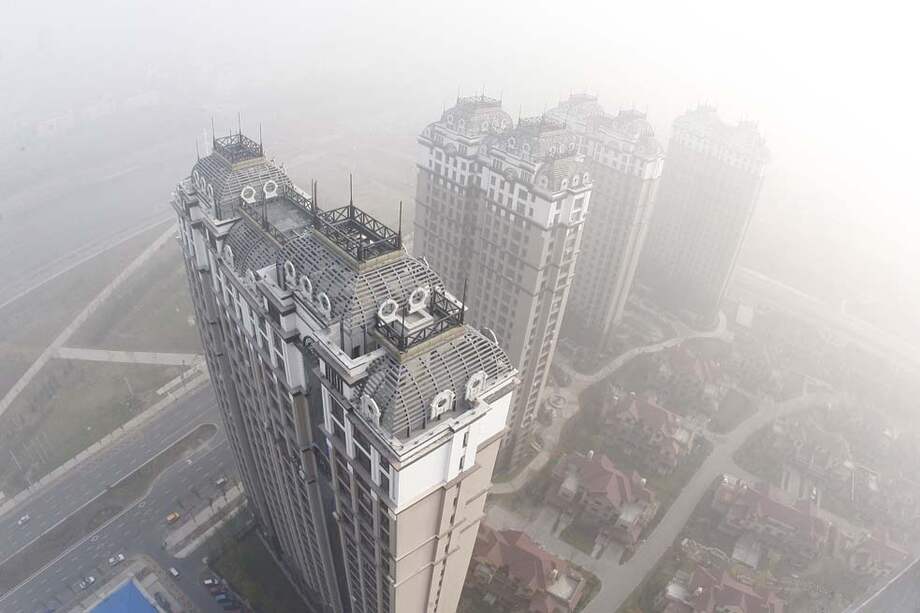 Edificios bajo ‘smog’ en Harbin, China. / AFP