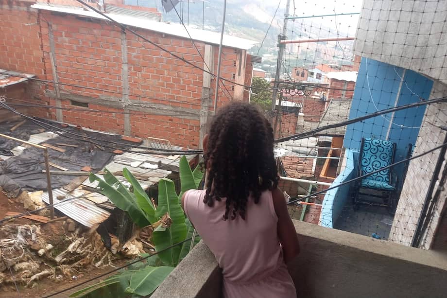Maira no es libre en Niquía Camacol (Bello-Antioquia), comuna donde vive hace dos años. Añora jugar a orillas del Lago Maracaibo, en Venezuela. Foto: Constanza Bruno