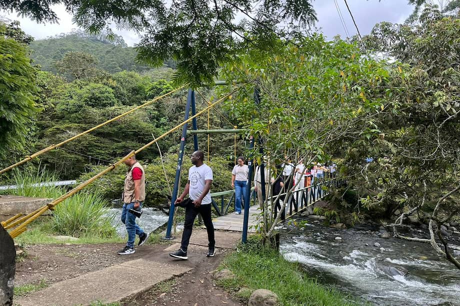 Gestores ambientales recorren el Ecoparque Pance realizando campañas sobre reciclaje, manejo de residuos y cuidado del ecosistema en una de las zonas más visitadas de Cali.