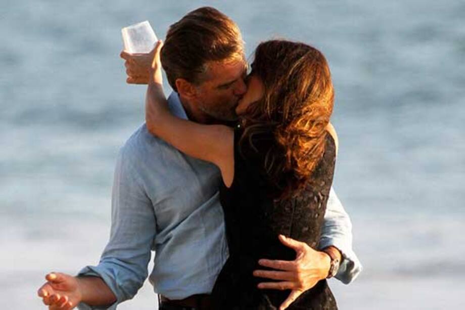 Salma Hayek pone celosa a la esposa de Pierce Brosnan