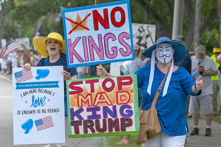 Personas participando durante la protesta "No Kings" ("No queremos reyes") en West Palm Beach, Florida (EE.UU.).