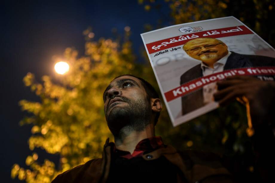Decenas de manifestantes claman por la verdad en el caso del periodista Jamal Khashoggi. / AFP