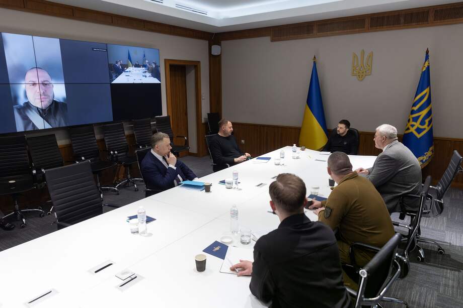 Fotografía difundida en redes sociales por el presidente ucraniano, Volodimir Zelenski (c), que muestra un momento de la reunión que celebró este jueves con la delegación ucraniana que participó el pasado martes en las negociaciones con EE. UU. en la ciudad saudí de Yeda.