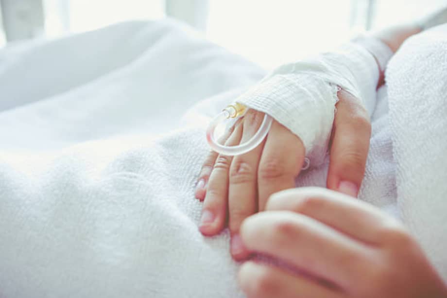 Imagen de referencia. Los menores de edad permanecen en la Unidad de Cuidados intensivos debido a una insuficiencia respiratoria debido a la exposición prolongada al humo.