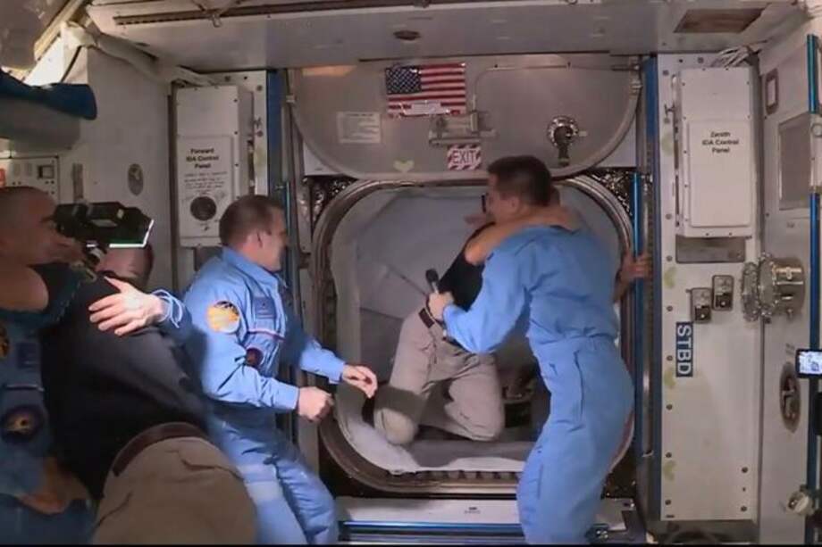 Los astronautas Douglas Hurley(derecha) y Robert Behnken(izquierda) llegando a la Estación Espacial Internacional y saludando a sus colegas en ese lugar el 31 de mayo.