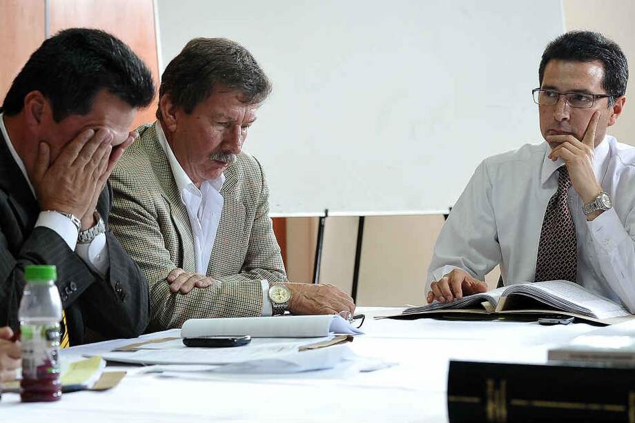 César Alvarado y Óscar Salazar, de Aseo Districapital, y Ricardo Agudelo, gerente de Aguas de Bogotá, durante una audiencia administrativa para definir si se multa por incumplimiento a los empresarios. / Óscar Pérez - El Espectador