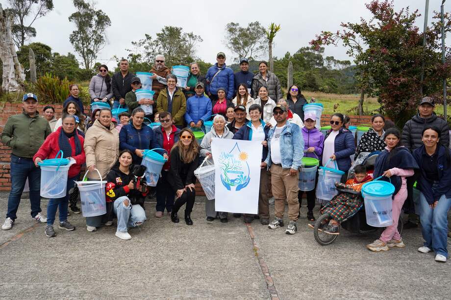 Este sabado 31 de enero se realizó la entrega de los primeros filtros en el municipio / Cortesía: Sistema Coca-Cola.