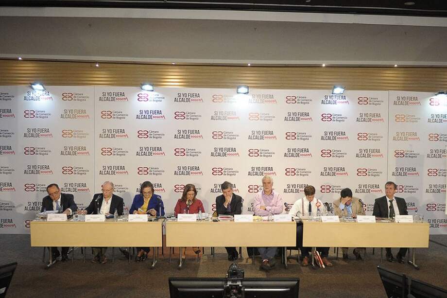 De izquierda a derecha: Ricardo Arias (Libres), Carlos Vicente de Roux (Alianza Verde), Clara López (Polo Democrático), María Mercedes Maldonado (Progresistas), Rafael Pardo (Partido Liberal-La U), Enrique Peñalosa (Equipo por Bogotá-Cambio Radical), Daniel Raisbeck (Libertarios), Francisco Santos (Centro Democrático) y Álex Vernot (Pueblo, Tierra y Futuro). / El Espectador