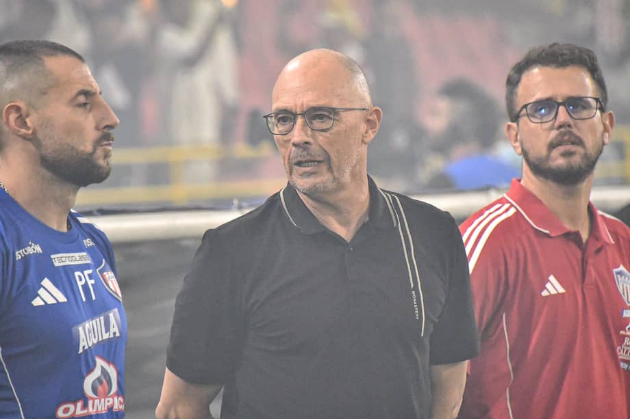 El entrenador de Junior, Alfredo Arias, durante el partido de vuelta de la final de la Liga Colombiana entre Tolima y Junior en el estadio Manuel Murillo Toro, en Ibagué.