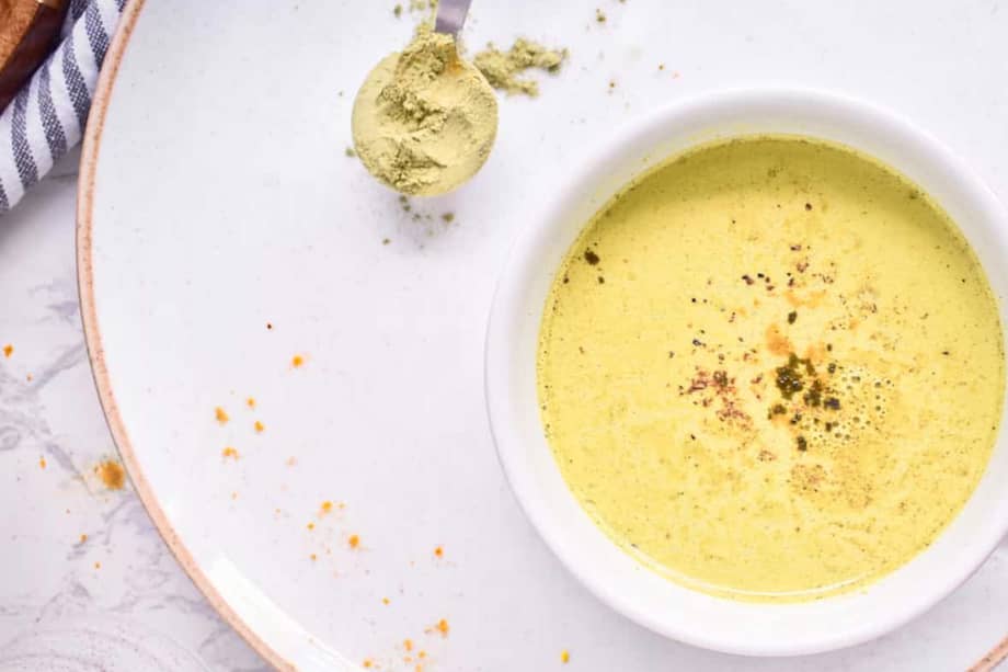 Latte dorado de cúrcuma y matcha, una opción saludable llena de sabor para este martes.