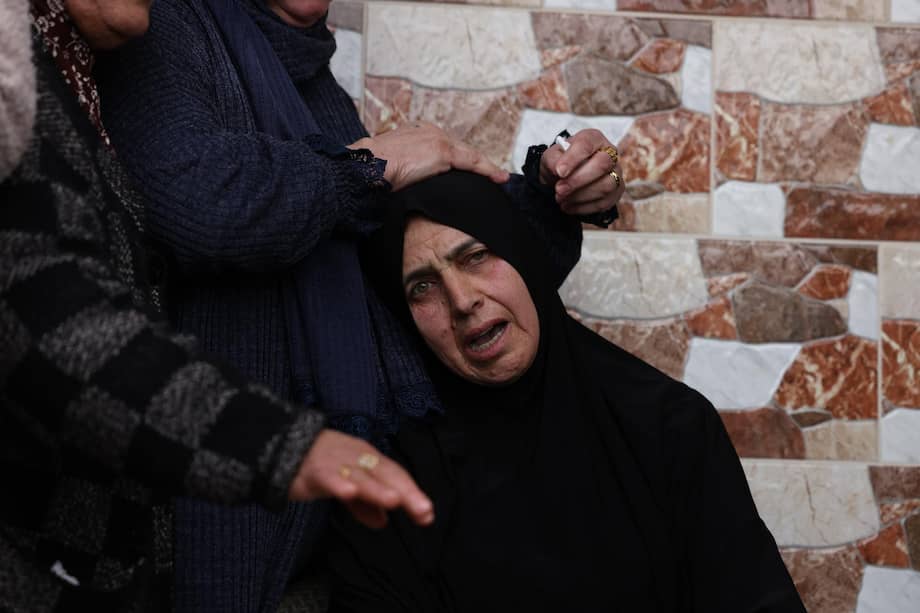El funeral de las víctimas tras la caída de metralla de proyectiles en Beit Awa, cerca de la ciudad de Hebrón, en Cisjordania.