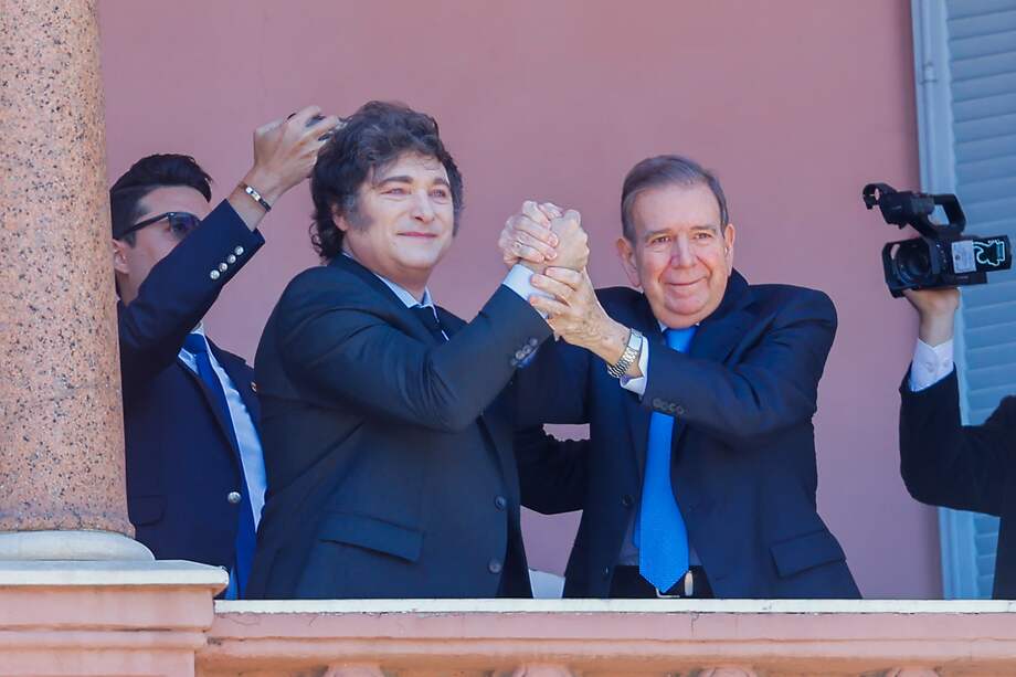 El presidente de Argentina, Javier Milei (i), posa con el líder opositor venezolano Edmundo González Urrutia este sábado, en la Casa Rosada en Buenos Aires (Argentina). González Urrutia inició así una visita a Argentina.