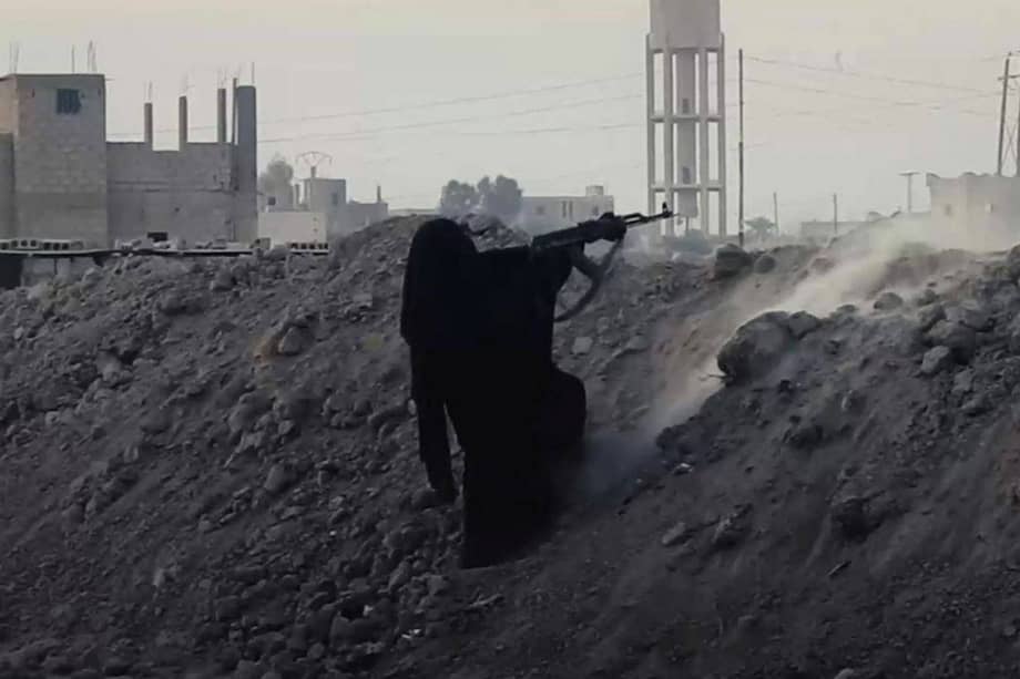 Propaganda del Estado Islámico mostrando por primera vez mujeres en febrero de 2018. / Fotograma de video difundido por ISIS