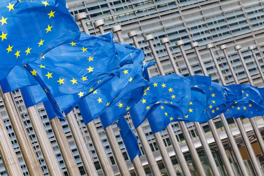 Banderas de la Unión Europea ondean a media asta frente a la sede de la Comisión Europea, en Bruselas (Bélgica).