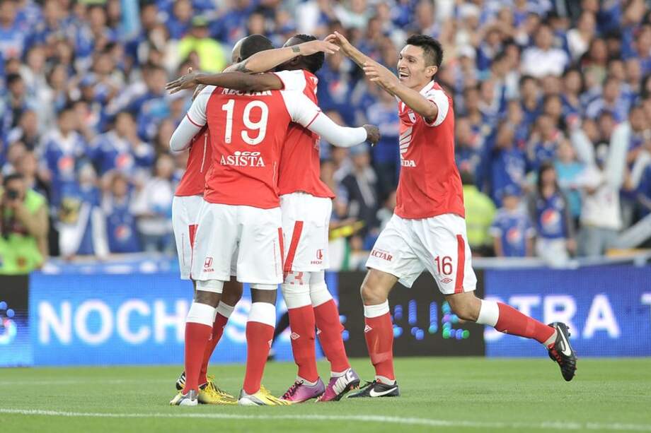 Christian Martínez Borja (#19) celebra con Daniel Torres y otros jugadores de Santa Fe el autogol de Román Torres en el clásico 271. / Gabriel Aponte - El Espectador