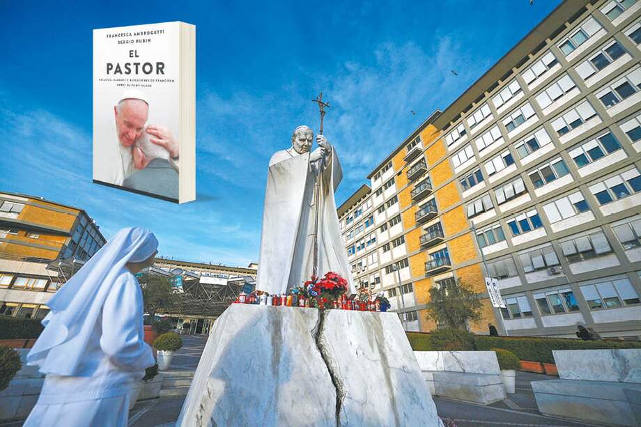 Fieles a la espera de noticias sobre la salud del papa Francisco, a las afueras del hospital Gemelli, en Roma. Arriba, la portada del libro citado.