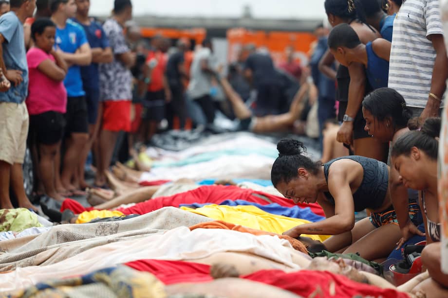 Una mujer llora frente a cuerpos sin vida en una calle en Río de Janeiro (Brasil), tras la operación policial contra el Comando Vermelho.