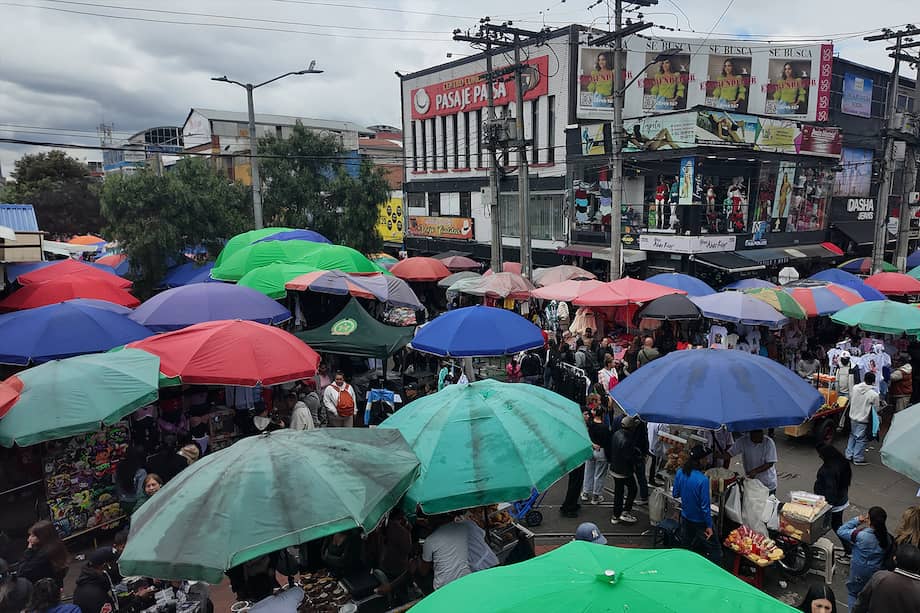 Sin mayor orden y dejando poco margen a los clientes para caminar, su presencia agudiza no solo las tensiones con los comerciantes formales, sino con el Distrito.