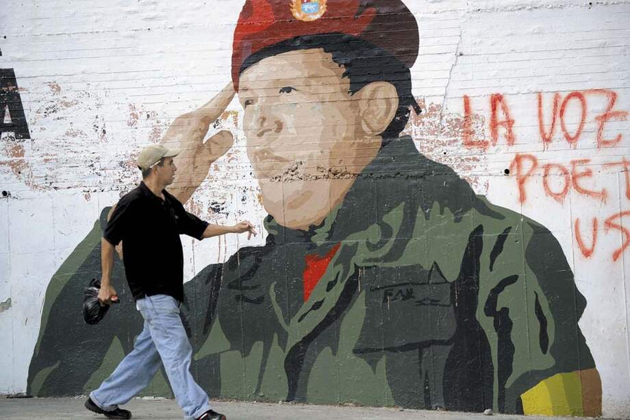Una imagen del presidente venezolano, Hugo Chávez, en el centro de Caracas. / AFP