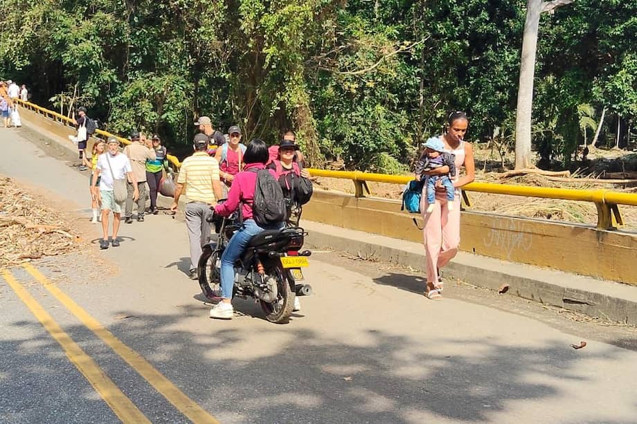 Habitantes y turistas usan pequeñas embarcaciones para atravesar el río.
