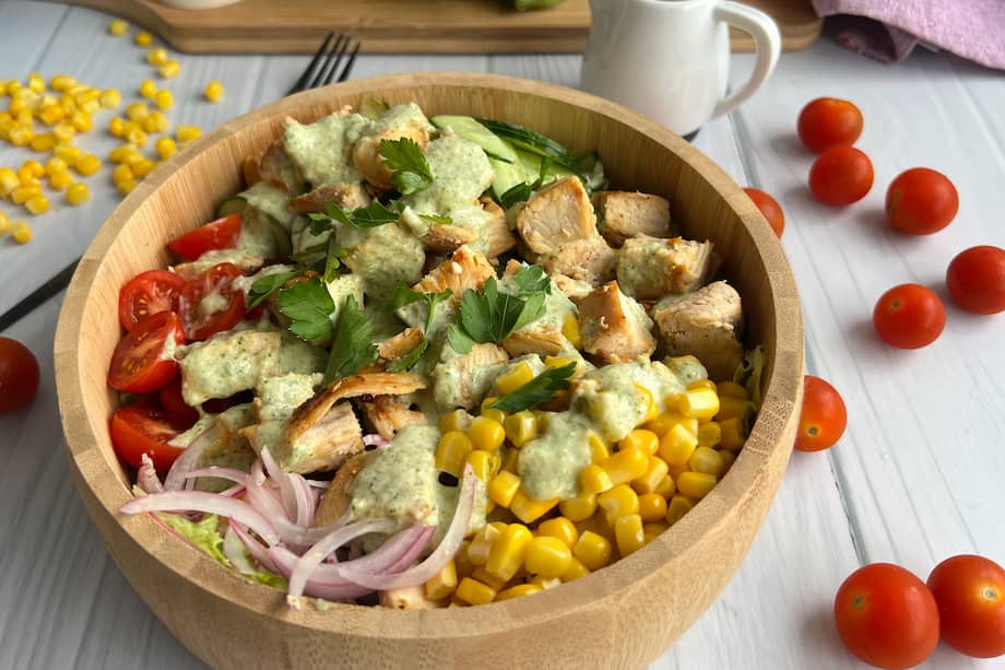 Añade aguacate y crutones a esta ensalada de pollo con salsa ranch ligera.