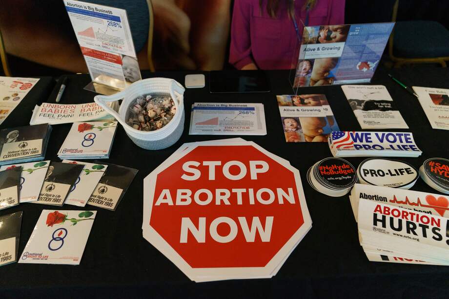 En la Convención Nacional por el Derecho a la Vida, celebrada el 24 de junio de 2022 en Atlanta, después de que la Suprema Corte derogara Roe vs Wade, se veían stickers que leían: "Paren el aborto ya".