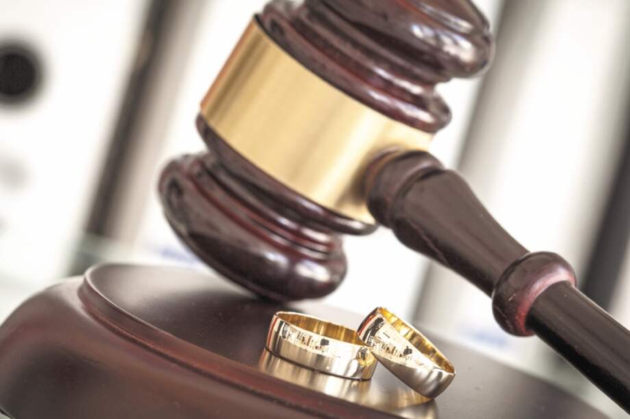 Muchas personas caen en manos de falsas autoridades a la hora de contraer matrimonio.