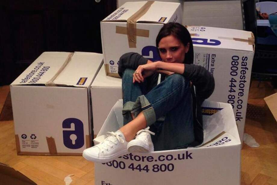 Victoria Beckham empacando sus zapatos (Twitter). / Bang Showbiz
