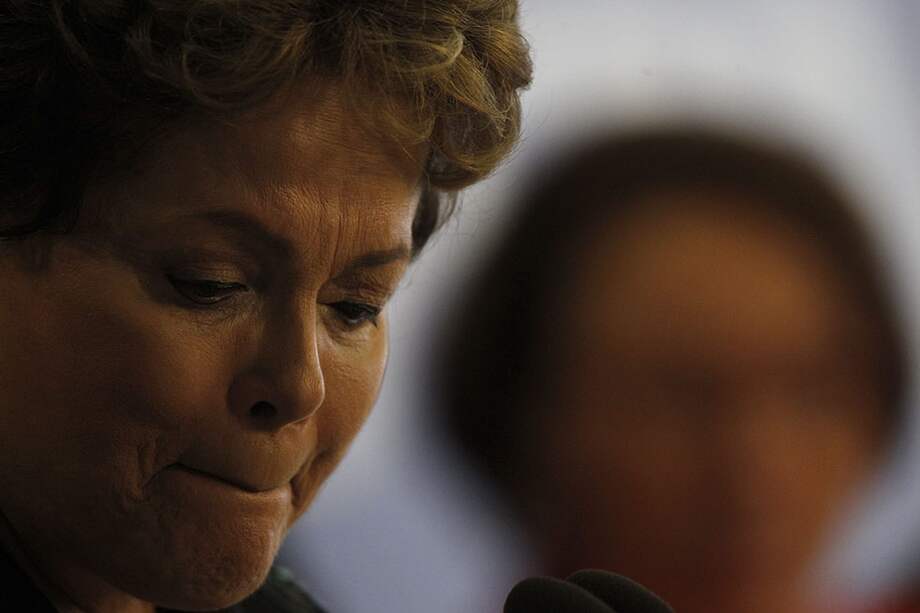 La presidenta brasileña, Dilma Rousseff, quien fue víctima de la dictadura, no pudo evitar la tristeza durante la presentación del informe. / EFE