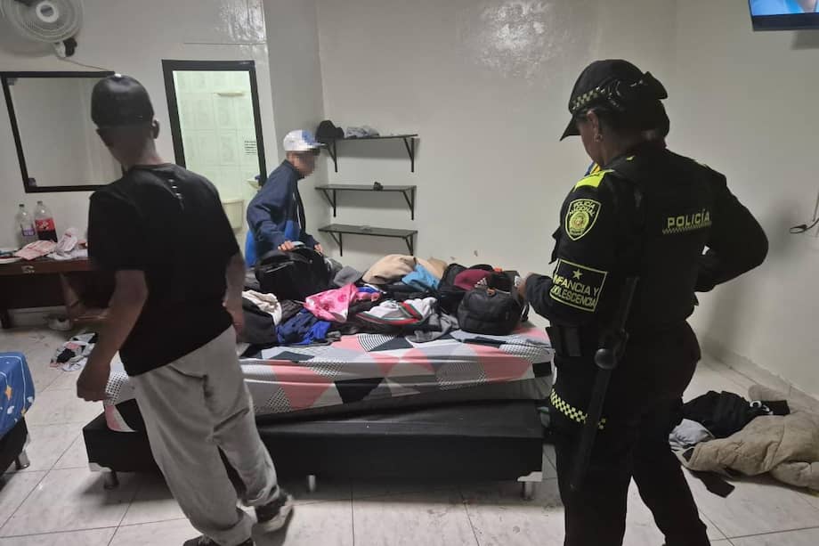 Las autoridades sancionaron y suspendieron al hotel en el que fueron hallados los jóvenes.