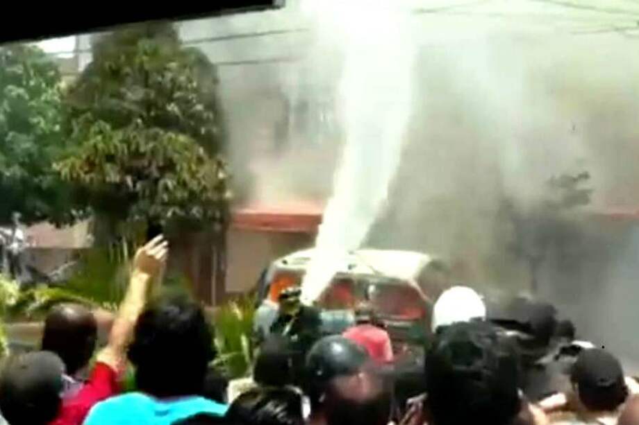 En video quedó registrado impresionante explosión de carro en Yopal