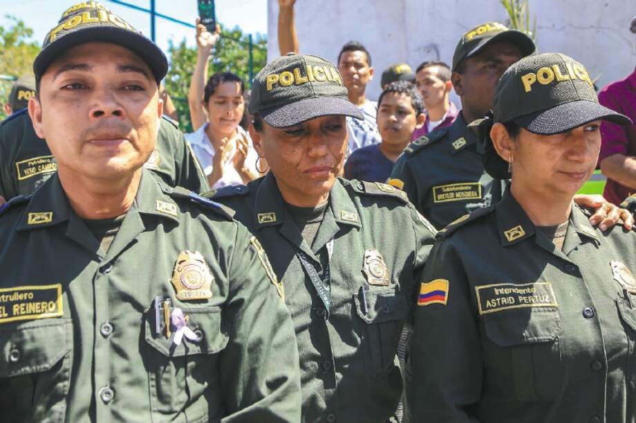 Varios policías rinden un homenaje póstumo en el CAI de San José.
/ AFP